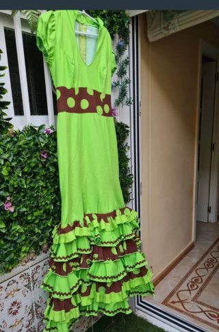 Vestido de flamenca verde con lunares
