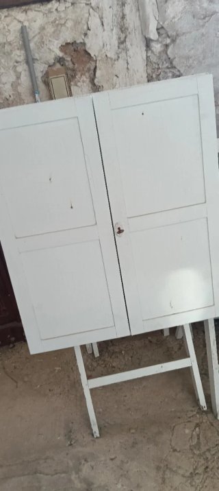 Mueble blanco con estantes ideal para especies