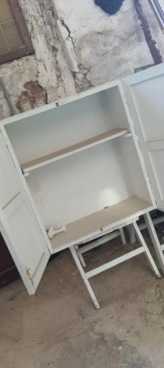 Mueble blanco con estantes ideal para especies