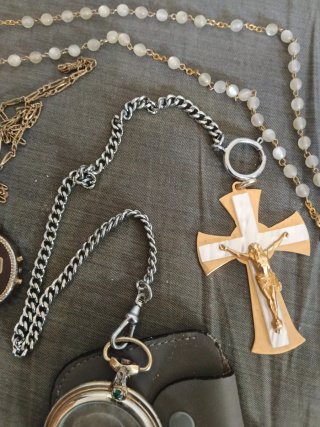 Lote de antigüedades: relojes y cruces