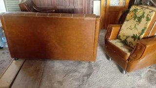 Sofá Cama Vintage y Sillones Marrones