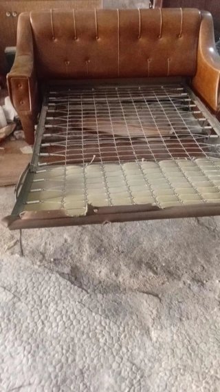 Sofá Cama Vintage y Sillones Marrones