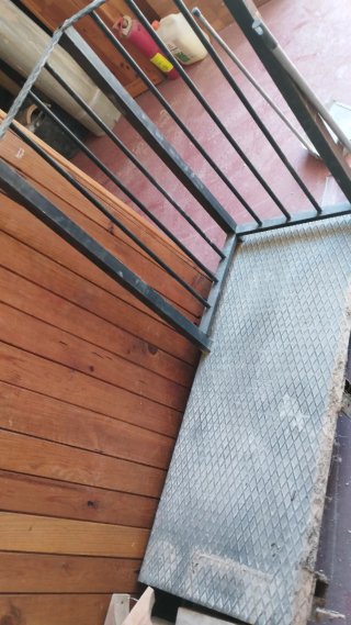 Escalera hierro forjado con barandilla