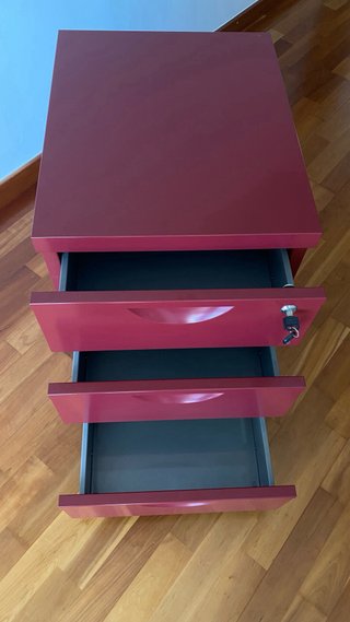 Mueble archivador metálico rojo con ruedas