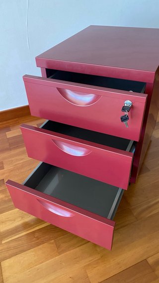 Mueble archivador metálico rojo con ruedas
