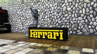Insegna Ferrari con pilota