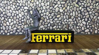 Insegna Ferrari con pilota