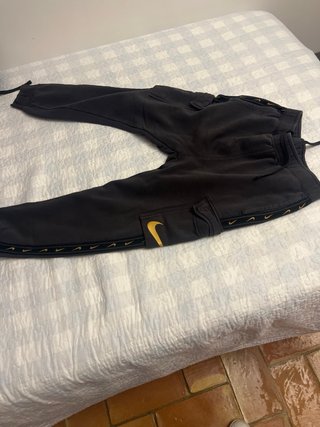 Conjunto Nike Chándal Negro y Dorado