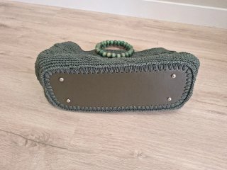Bolso artesanal rafia verde con asas de cuentas