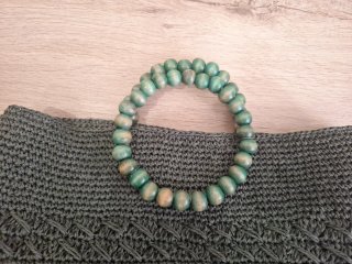 Bolso artesanal rafia verde con asas de cuentas