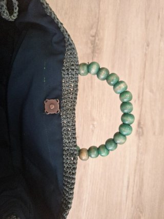 Bolso artesanal rafia verde con asas de cuentas