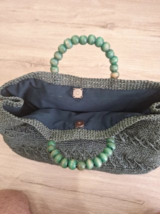 Bolso artesanal rafia verde con asas de cuentas