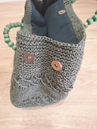Bolso artesanal rafia verde con asas de cuentas