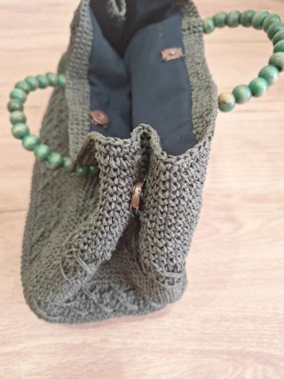 Bolso artesanal rafia verde con asas de cuentas