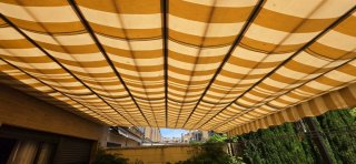 Toldo de tela y metal