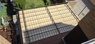 Toldo de tela y metal