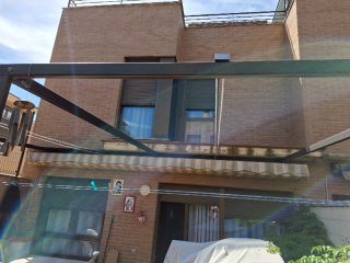 Toldo de tela y metal