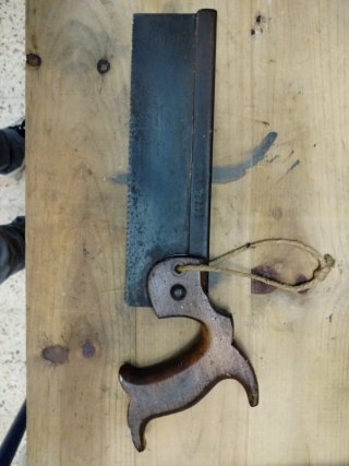 Serrucho de carpintería antiguo