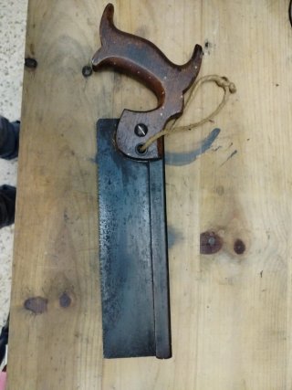 Serrucho de carpintería antiguo