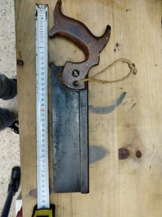Serrucho de carpintería antiguo