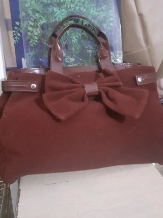 Bolso color bordó con lazo