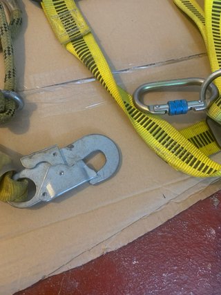 Arnés de seguridad y cuerda regulable