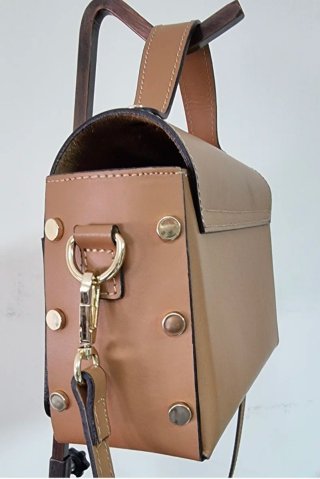 Bolso de piel con adornos dorados