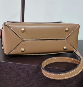 Bolso de piel con adornos dorados
