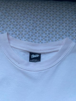 Camiseta Pull and Bear rosa con cerezas