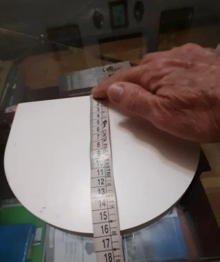 Estante de madera blanco.