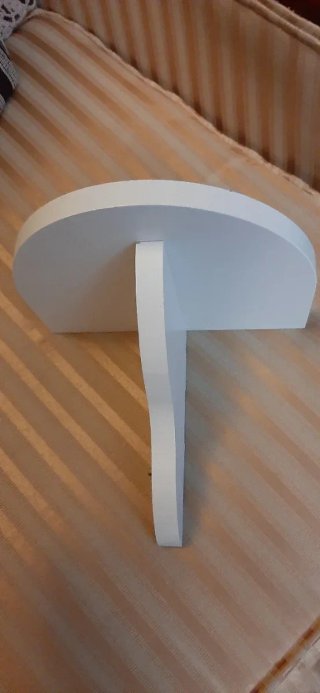 Estante de madera blanco.