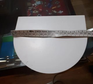 Estante de madera blanco.