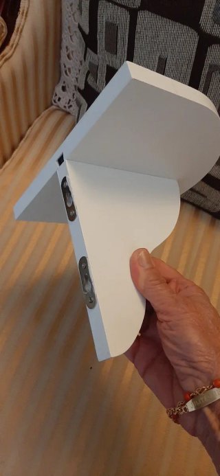 Estante de madera blanco.
