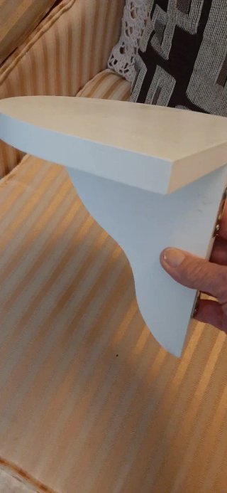 Estante de madera blanco.