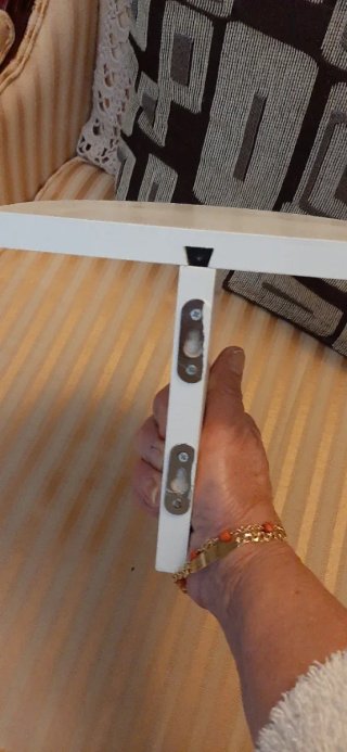 Estante de madera blanco.