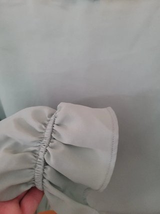 Blusa verde cruzada con nudo