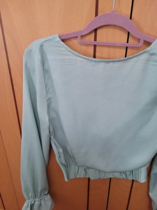 Blusa verde cruzada con nudo
