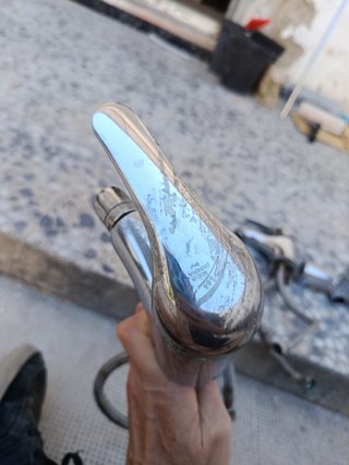 Grifo de bidé metálico plateado