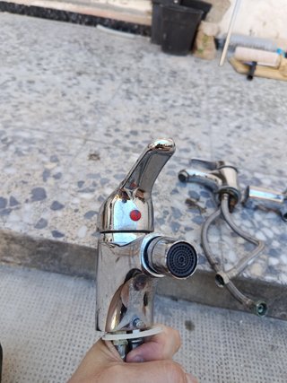 Grifo de bidé metálico plateado