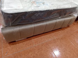 Cama con cabecero de terciopelo beige/gris