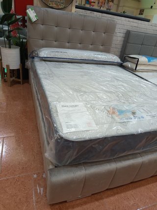 Cama con cabecero de terciopelo beige/gris