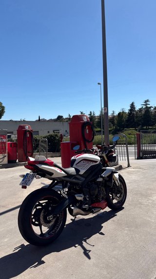 Triumph Street Triple Roja y Blanca