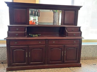 Mueble antiguo madera cubertería restaurante