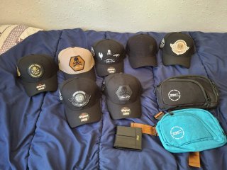 Lote 7 Gorras Urban Force y 2 Riñoneras