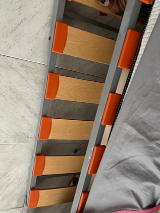 Cama individual beige con manta