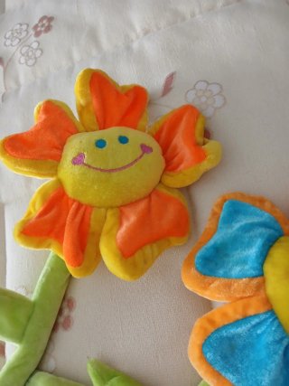 Flores de pelúcia com hastes verdes