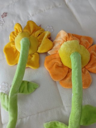 Flores de pelúcia com hastes verdes