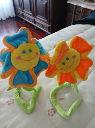 Flores de pelúcia com hastes verdes