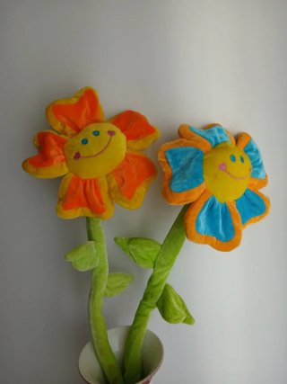 Flores de pelúcia com hastes verdes