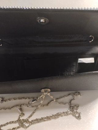 Cartera de mano negra con pedrería